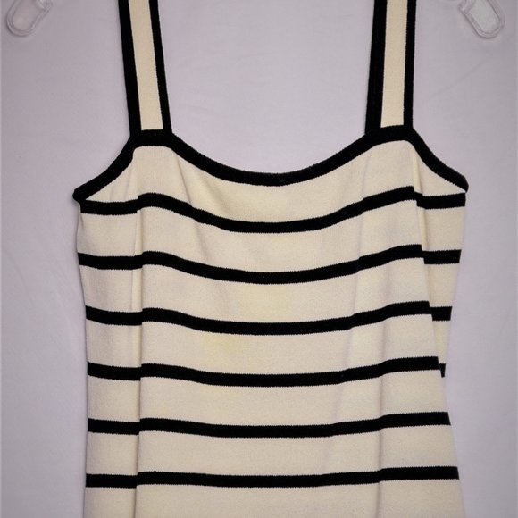 Classy St. John Jacket and Matching Top - Picture 5 of 6